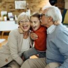 Felices los nietos: consejos para potenciar el aporte de los abuelos al desarrollo pleno de los niños